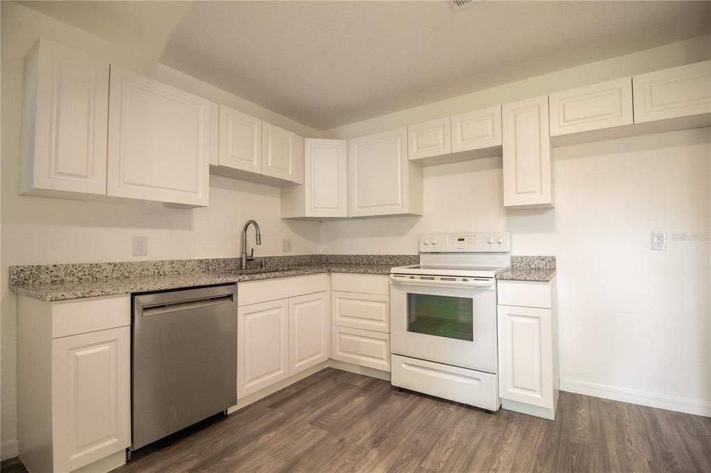 Active With Contract: $239,999 (3 beds, 2 baths, 1552 Square Feet)