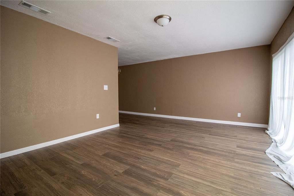 Active With Contract: $239,999 (3 beds, 2 baths, 1552 Square Feet)