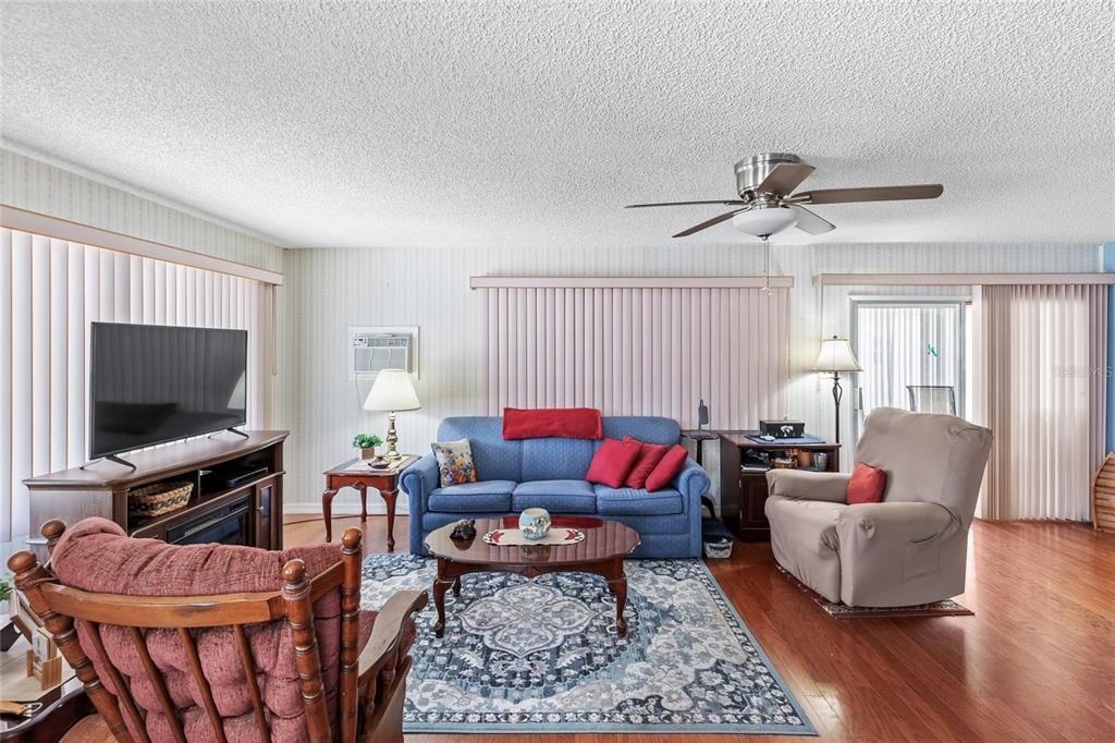 На продажу: $152,500 (2 спален, 2 ванн, 1152 Квадратных фут)