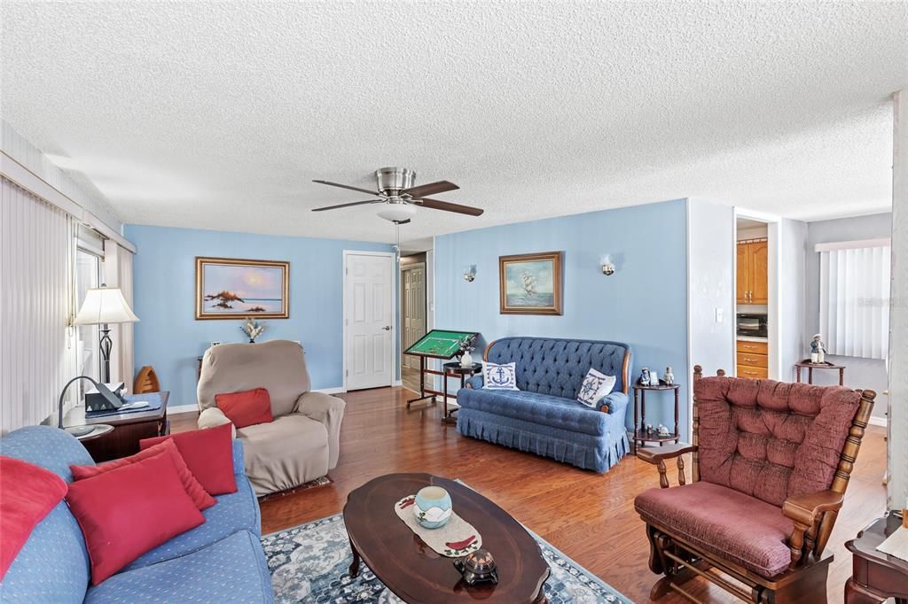 На продажу: $152,500 (2 спален, 2 ванн, 1152 Квадратных фут)