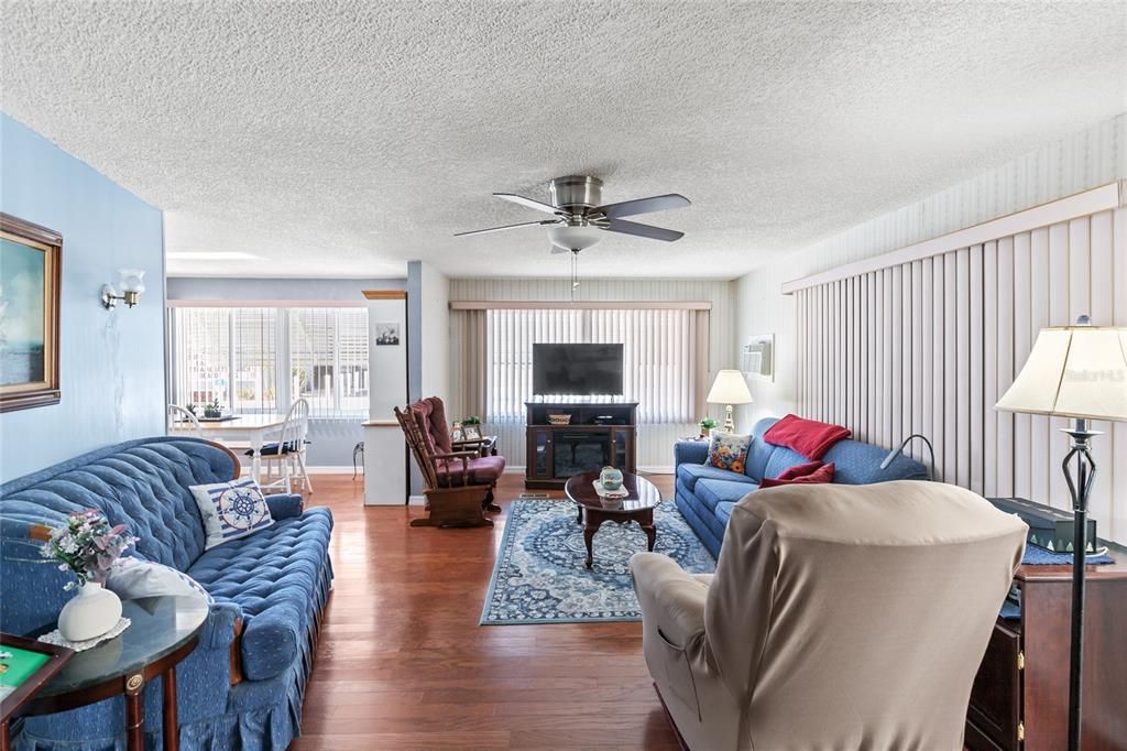 На продажу: $152,500 (2 спален, 2 ванн, 1152 Квадратных фут)