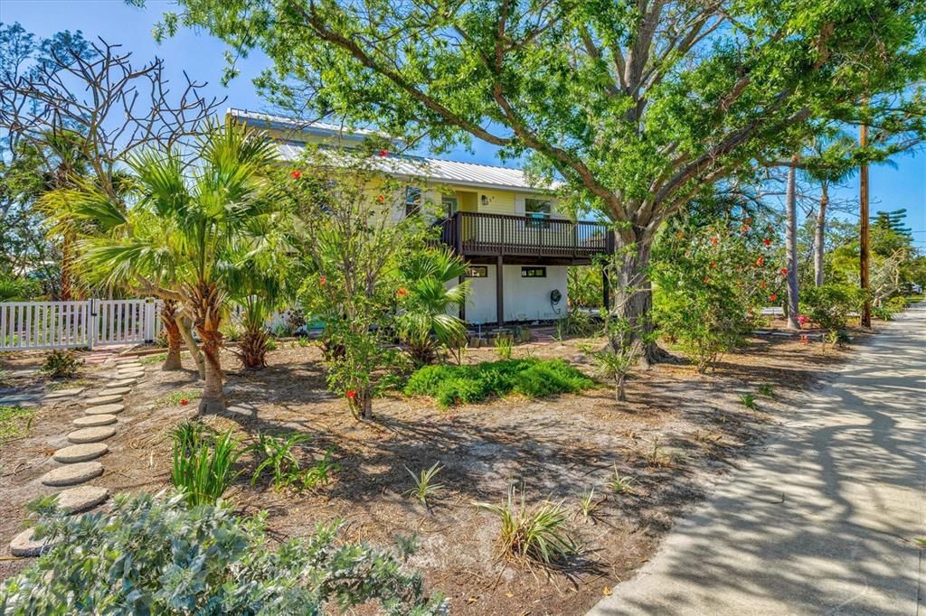 For Sale: $1,815,000 (3 beds, 2 baths, 1715 Square Feet)