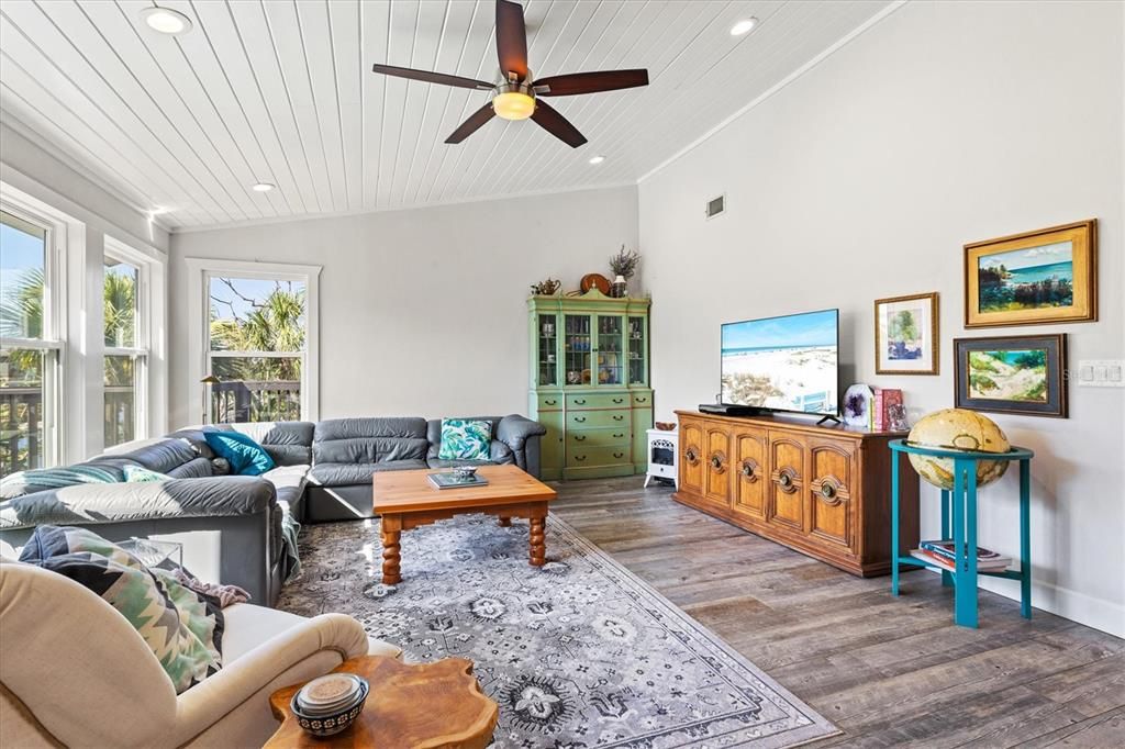 For Sale: $1,815,000 (3 beds, 2 baths, 1715 Square Feet)