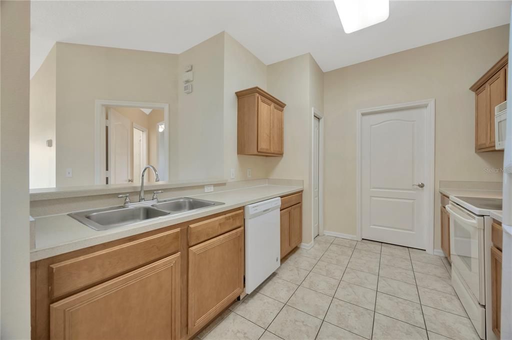 Active With Contract: $265,000 (3 beds, 2 baths, 1470 Square Feet)