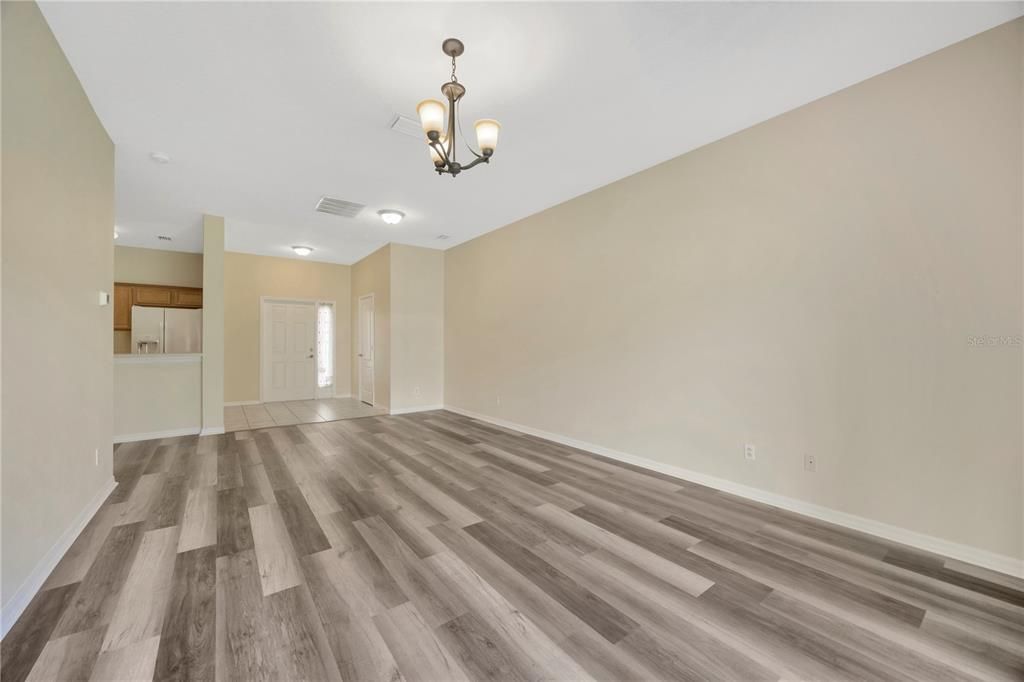 Active With Contract: $265,000 (3 beds, 2 baths, 1470 Square Feet)