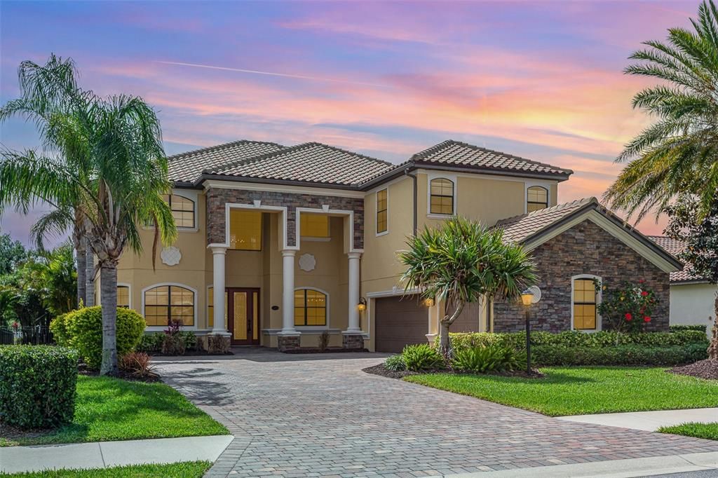 Recently Sold: $965,000 (6 beds, 4 baths, 3910 Square Feet)