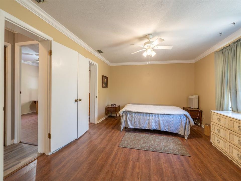 待售: $340,000 (4 贝兹, 2 浴室, 2365 平方英尺)