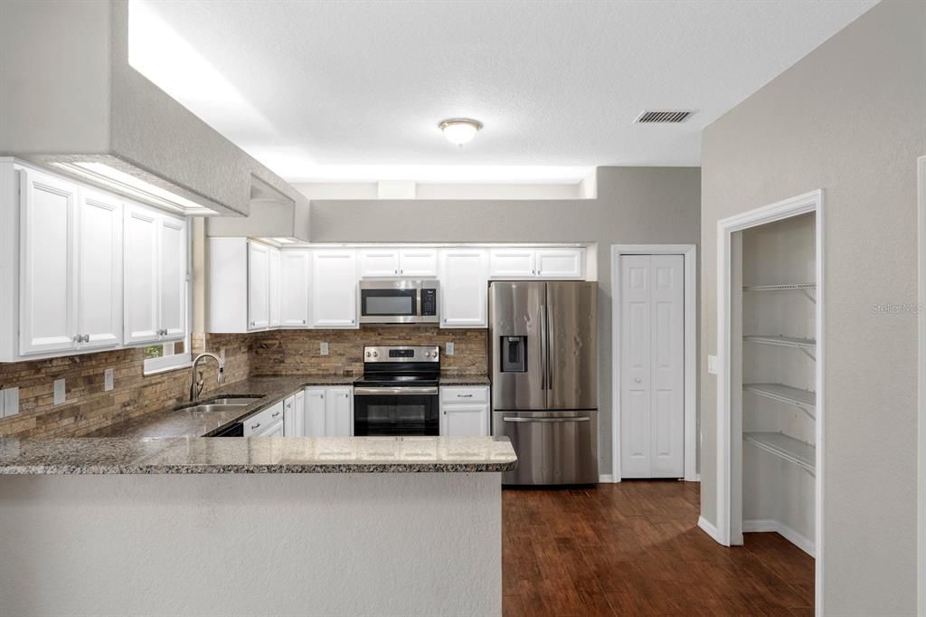 合同活跃: $499,900 (5 贝兹, 3 浴室, 2851 平方英尺)