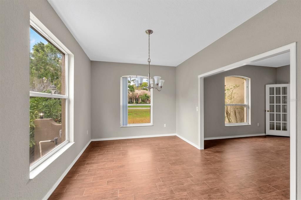 合同活跃: $499,900 (5 贝兹, 3 浴室, 2851 平方英尺)