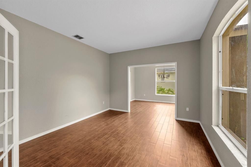 合同活跃: $499,900 (5 贝兹, 3 浴室, 2851 平方英尺)