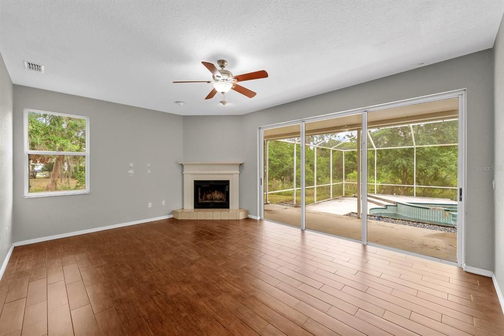 合同活跃: $499,900 (5 贝兹, 3 浴室, 2851 平方英尺)