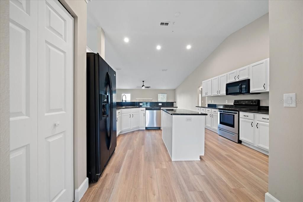 На продажу: $519,900 (4 спален, 2 ванн, 2754 Квадратных фут)