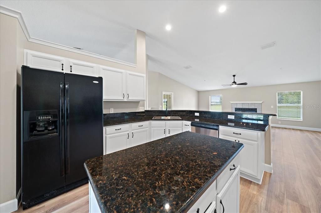 На продажу: $519,900 (4 спален, 2 ванн, 2754 Квадратных фут)