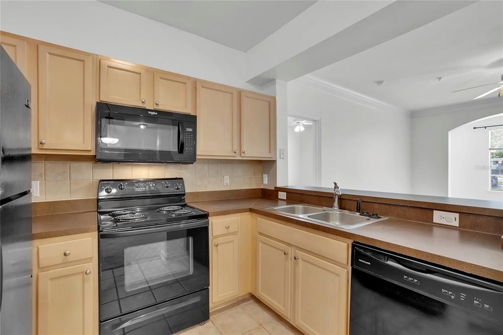 合同活跃: $1,650 (2 贝兹, 2 浴室, 1107 平方英尺)