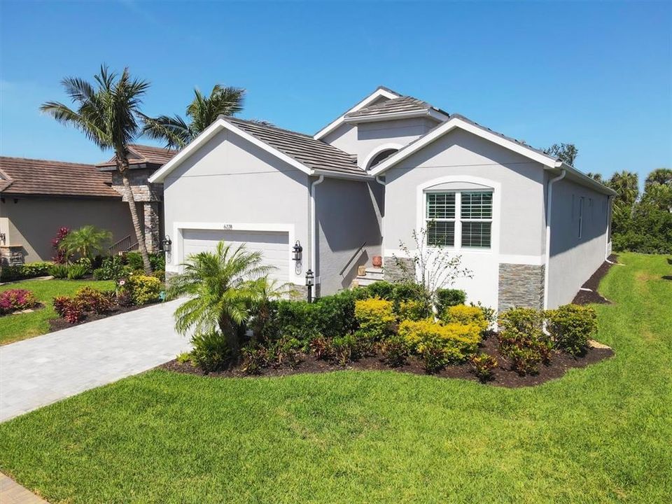 Recently Sold: $889,000 (3 beds, 2 baths, 1976 Square Feet)