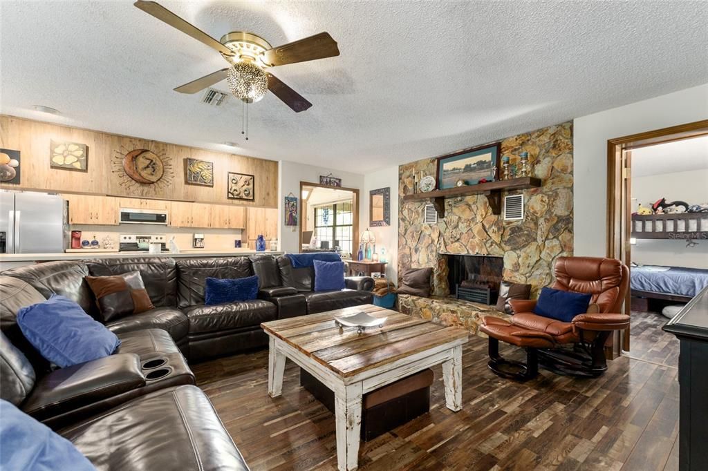 На продажу: $522,900 (3 спален, 2 ванн, 1872 Квадратных фут)