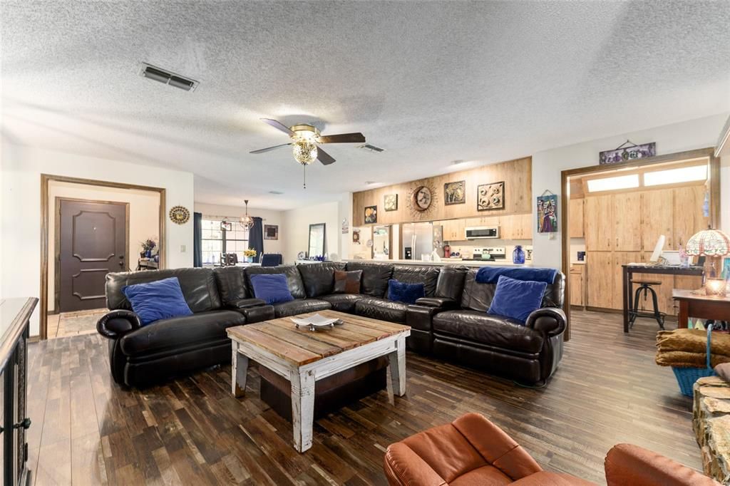 На продажу: $522,900 (3 спален, 2 ванн, 1872 Квадратных фут)