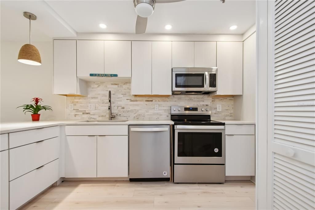 Active With Contract: $189,900 (2 beds, 2 baths, 1073 Square Feet)
