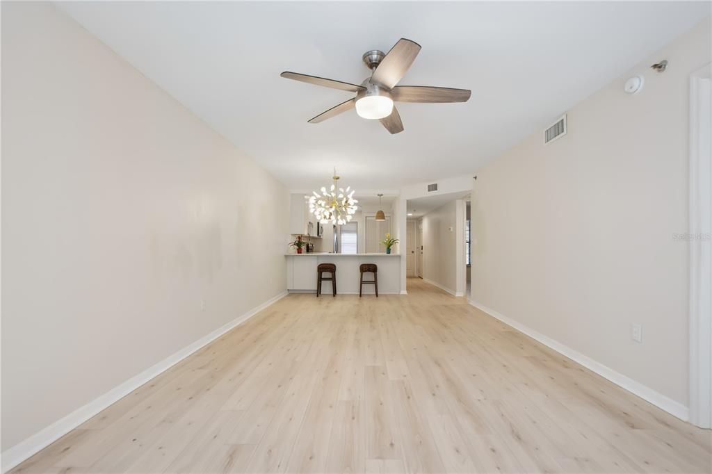 Active With Contract: $189,900 (2 beds, 2 baths, 1073 Square Feet)