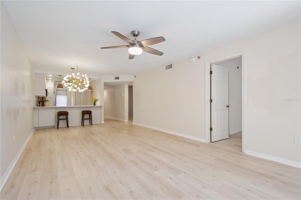 Active With Contract: $189,900 (2 beds, 2 baths, 1073 Square Feet)