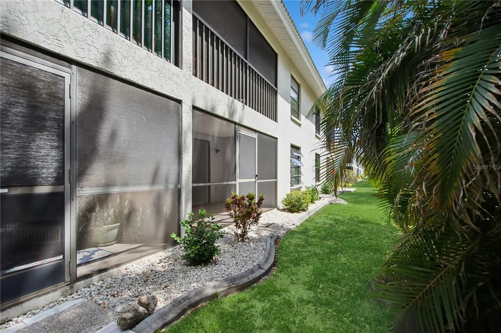 Active With Contract: $189,900 (2 beds, 2 baths, 1073 Square Feet)