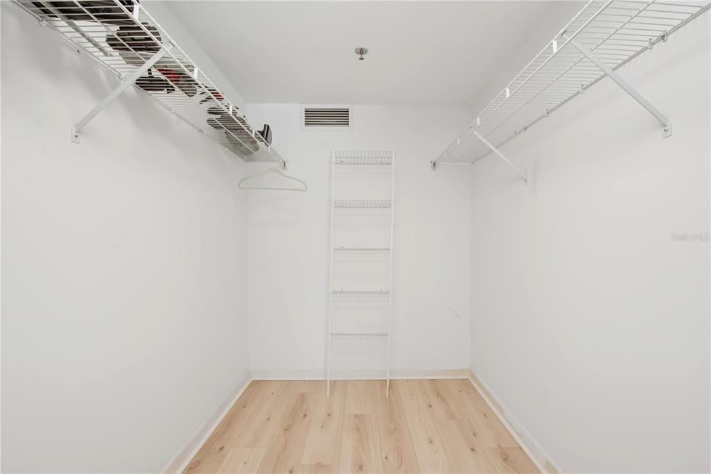 Active With Contract: $189,900 (2 beds, 2 baths, 1073 Square Feet)