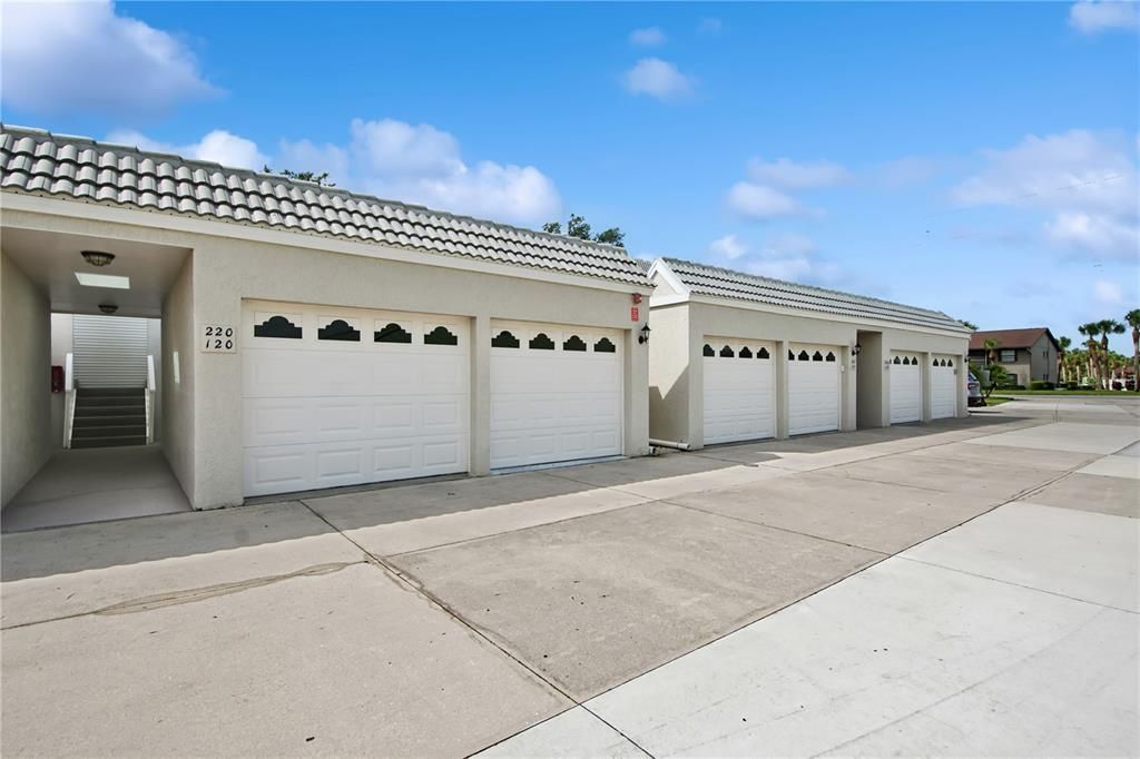 Active With Contract: $189,900 (2 beds, 2 baths, 1073 Square Feet)