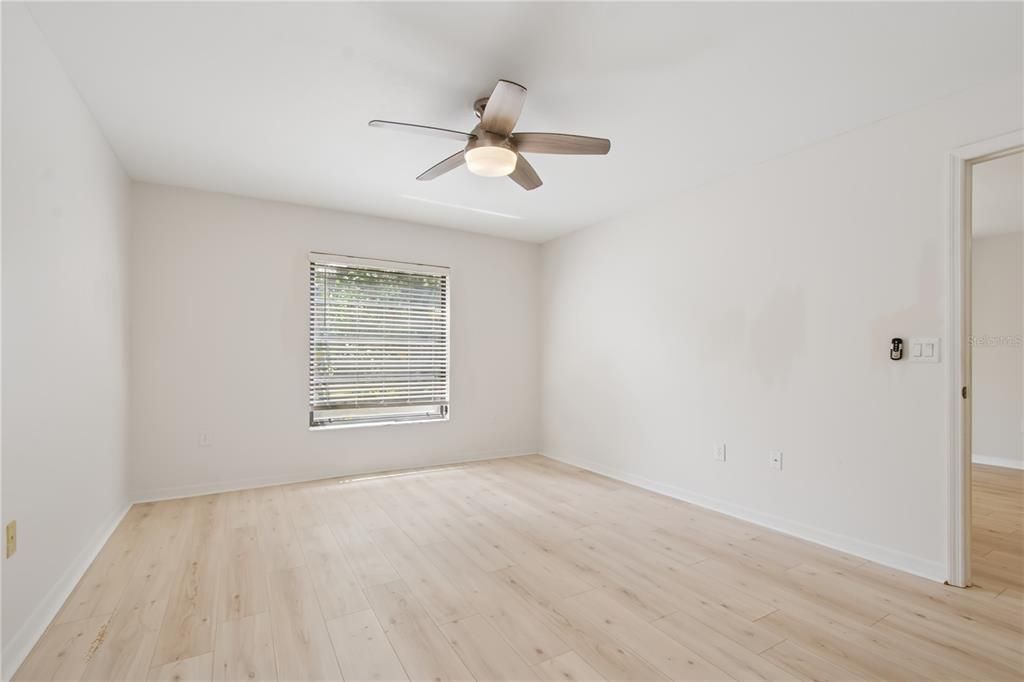 Active With Contract: $189,900 (2 beds, 2 baths, 1073 Square Feet)