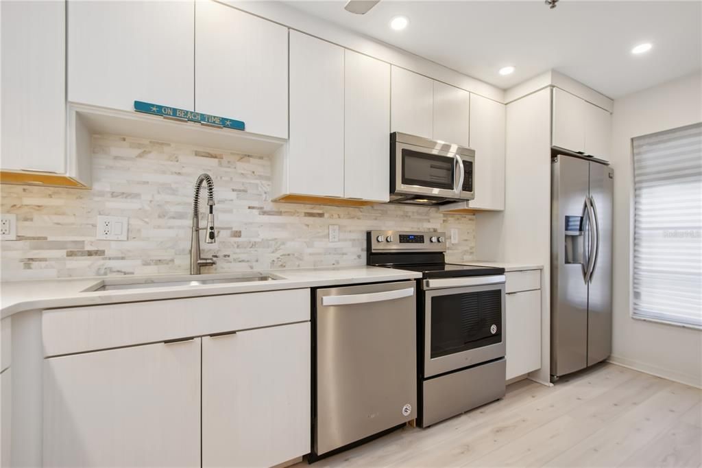 Active With Contract: $189,900 (2 beds, 2 baths, 1073 Square Feet)