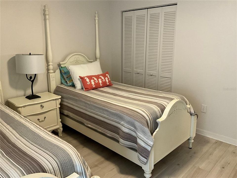 Active With Contract: $189,900 (2 beds, 2 baths, 1073 Square Feet)