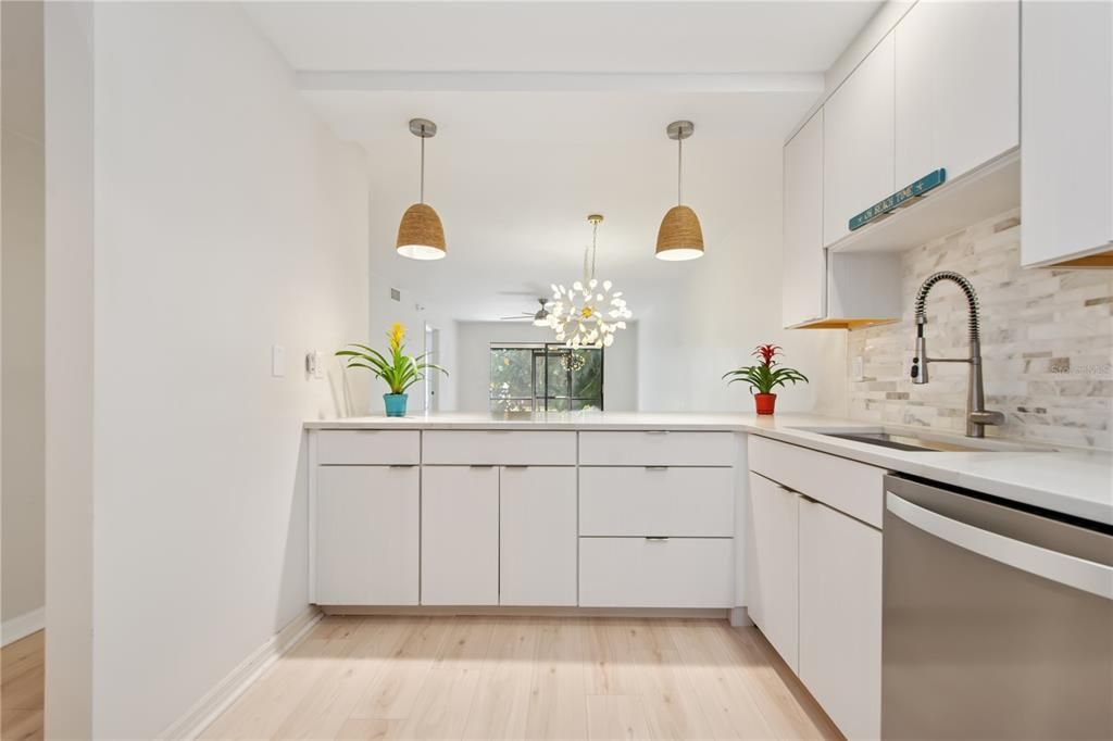 Active With Contract: $189,900 (2 beds, 2 baths, 1073 Square Feet)