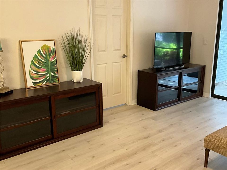 Active With Contract: $189,900 (2 beds, 2 baths, 1073 Square Feet)