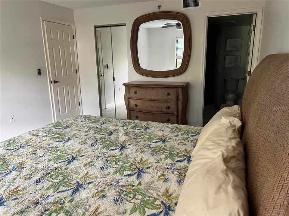 Active With Contract: $189,900 (2 beds, 2 baths, 1073 Square Feet)
