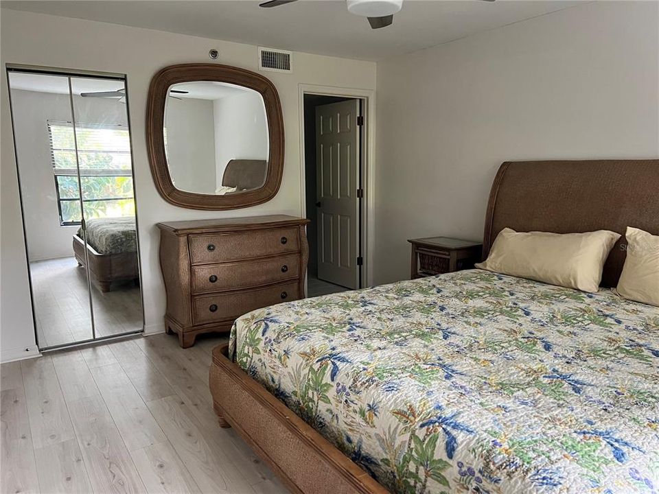 Active With Contract: $189,900 (2 beds, 2 baths, 1073 Square Feet)