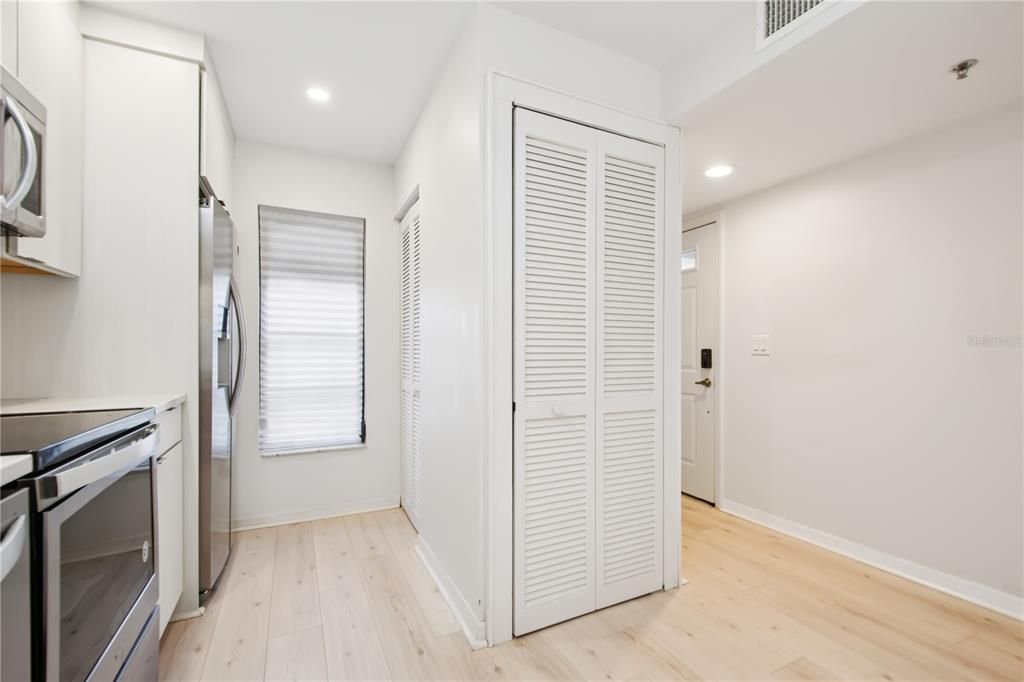 Active With Contract: $189,900 (2 beds, 2 baths, 1073 Square Feet)
