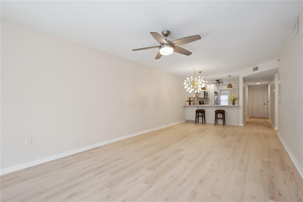 Active With Contract: $189,900 (2 beds, 2 baths, 1073 Square Feet)