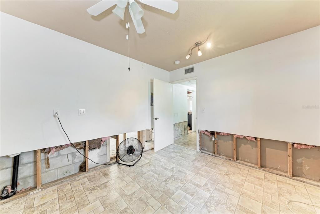 Activo con contrato: $895,000 (3 camas, 2 baños, 1020 Pies cuadrados)