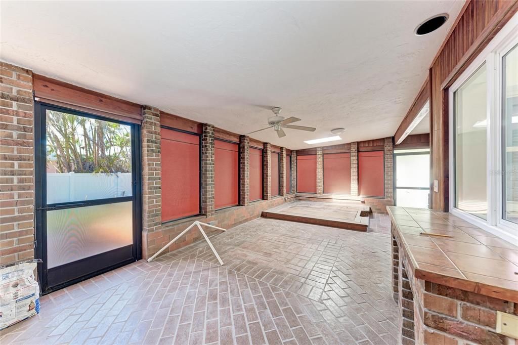 Activo con contrato: $895,000 (3 camas, 2 baños, 1020 Pies cuadrados)