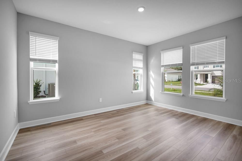 Под контрактом: $565,999 (5 спален, 4 ванн, 3422 Квадратных фут)