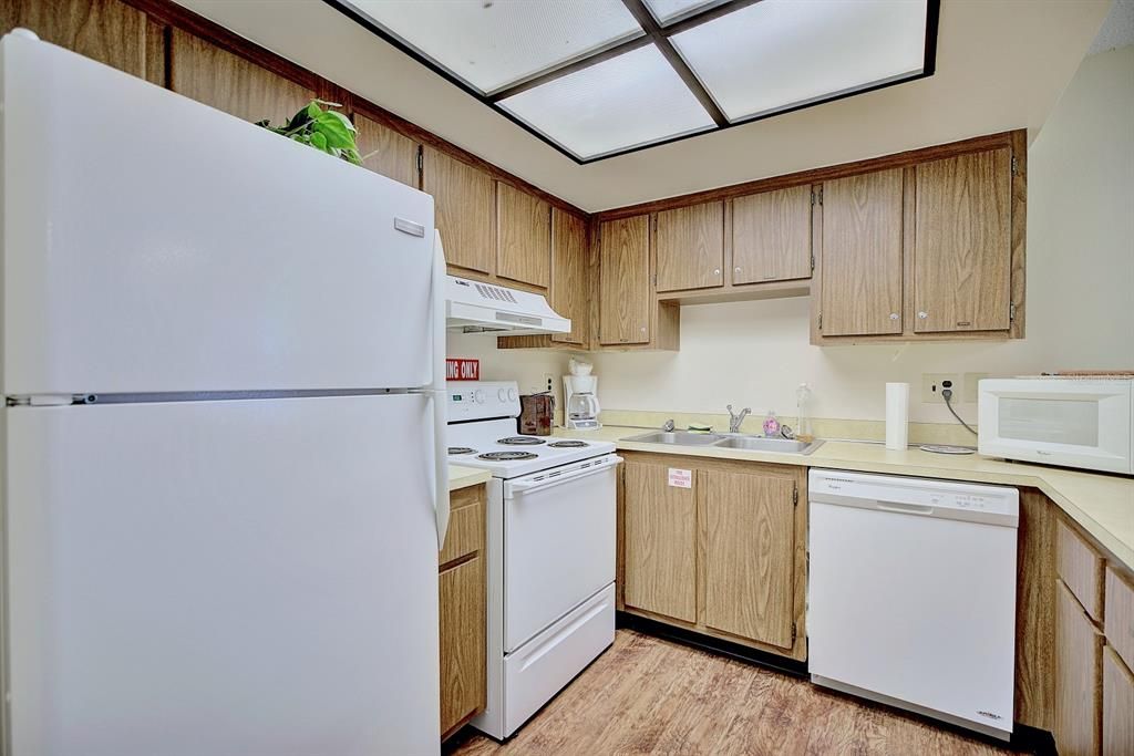 For Sale: $198,900 (2 beds, 2 baths, 1605 Square Feet)