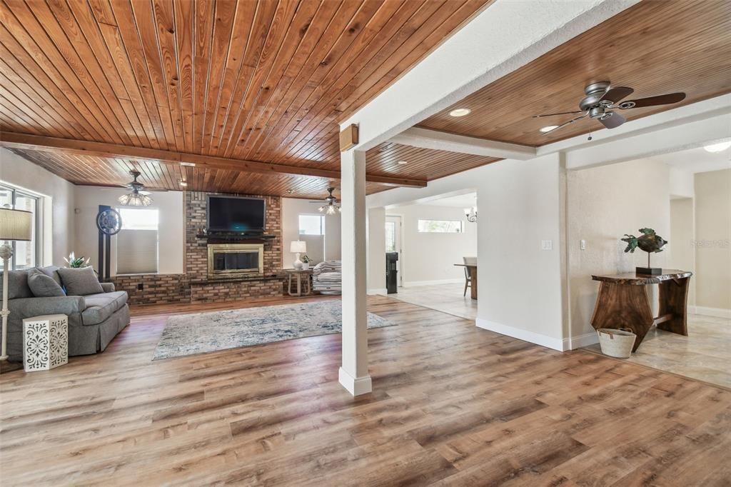 For Sale: $549,500 (2 beds, 2 baths, 1895 Square Feet)