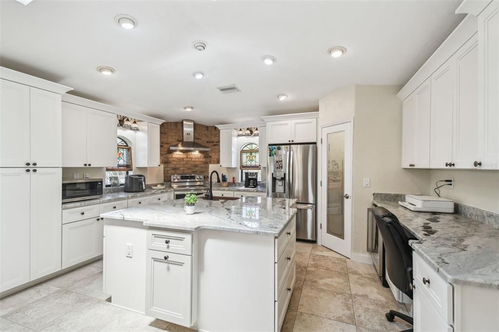For Sale: $549,500 (2 beds, 2 baths, 1895 Square Feet)