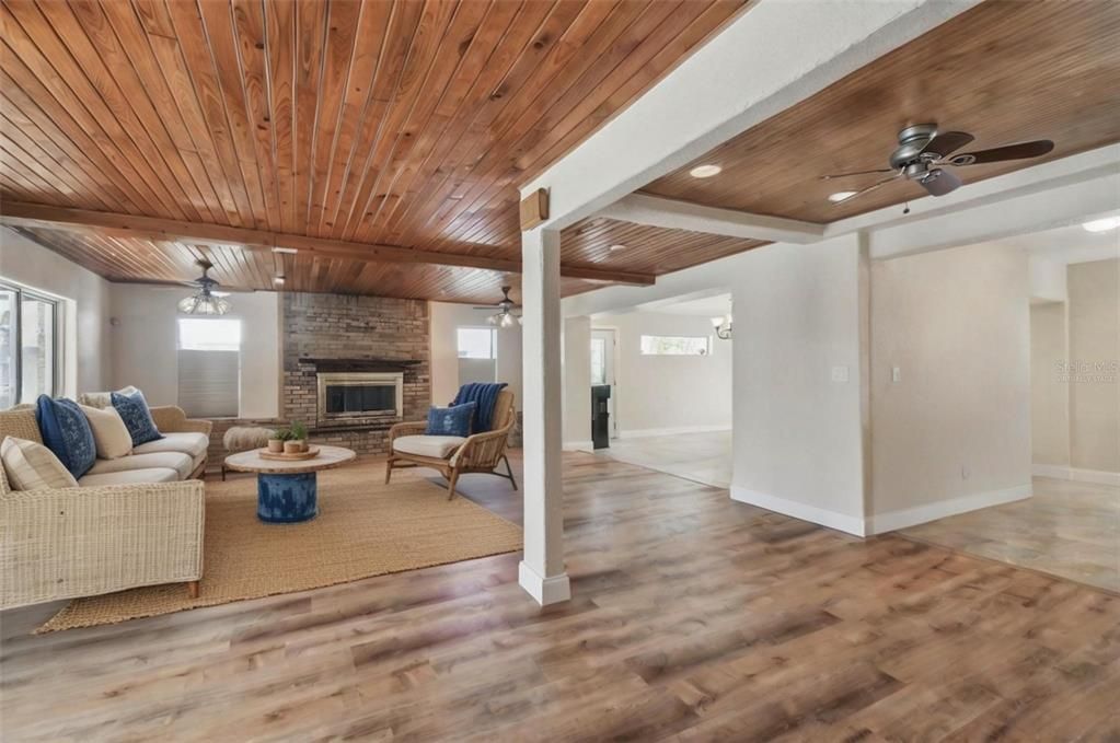 For Sale: $549,500 (2 beds, 2 baths, 1895 Square Feet)