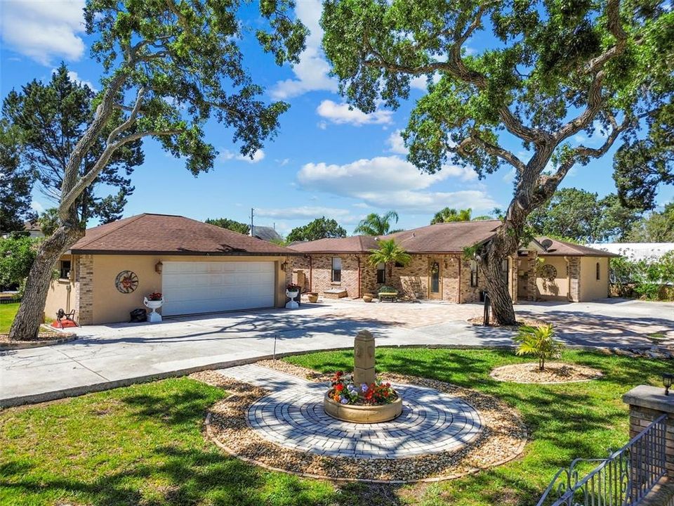 For Sale: $549,500 (2 beds, 2 baths, 1895 Square Feet)