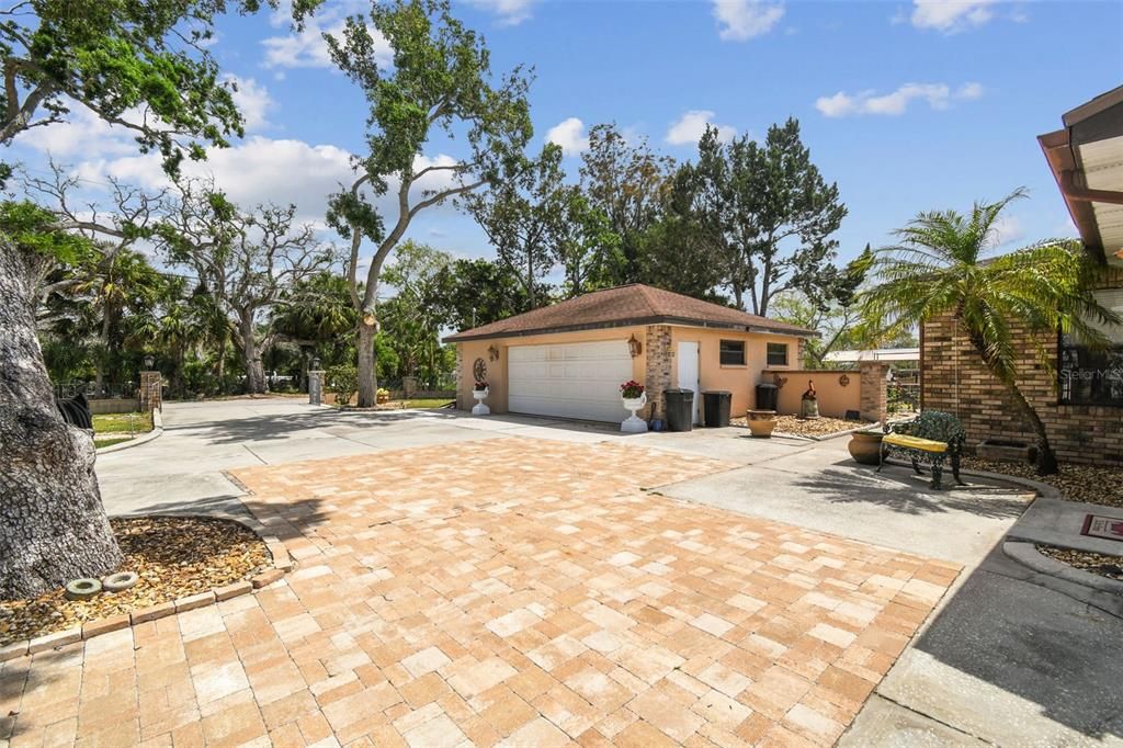 For Sale: $549,500 (2 beds, 2 baths, 1895 Square Feet)