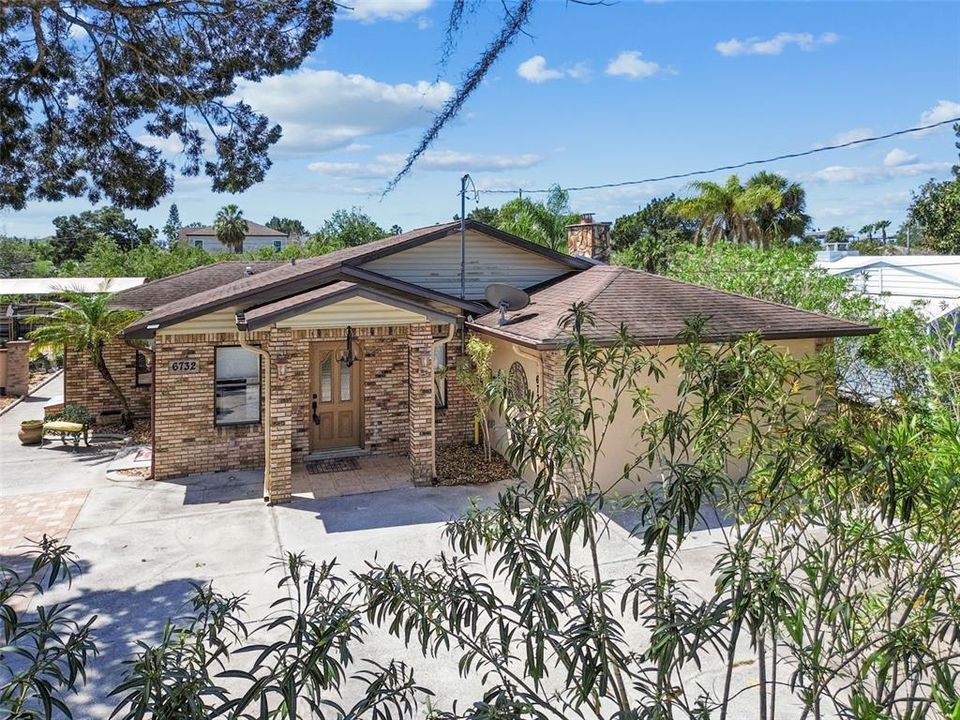 For Sale: $549,500 (2 beds, 2 baths, 1895 Square Feet)