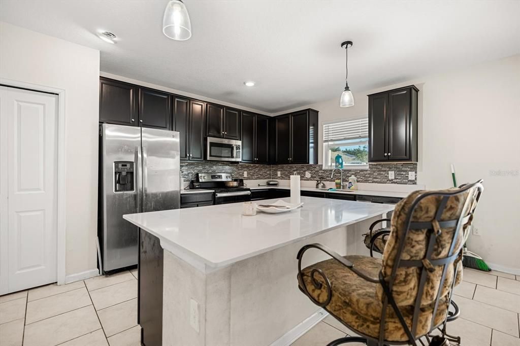 Под контрактом: $96,595 (4 спален, 2 ванн, 2655 Квадратных фут)