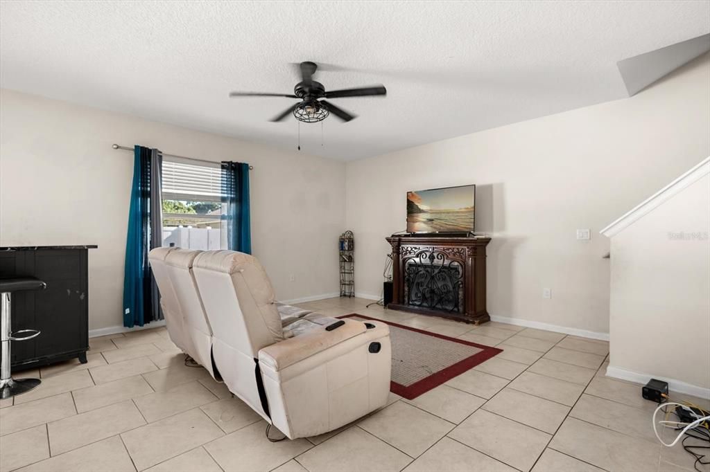 Под контрактом: $96,595 (4 спален, 2 ванн, 2655 Квадратных фут)