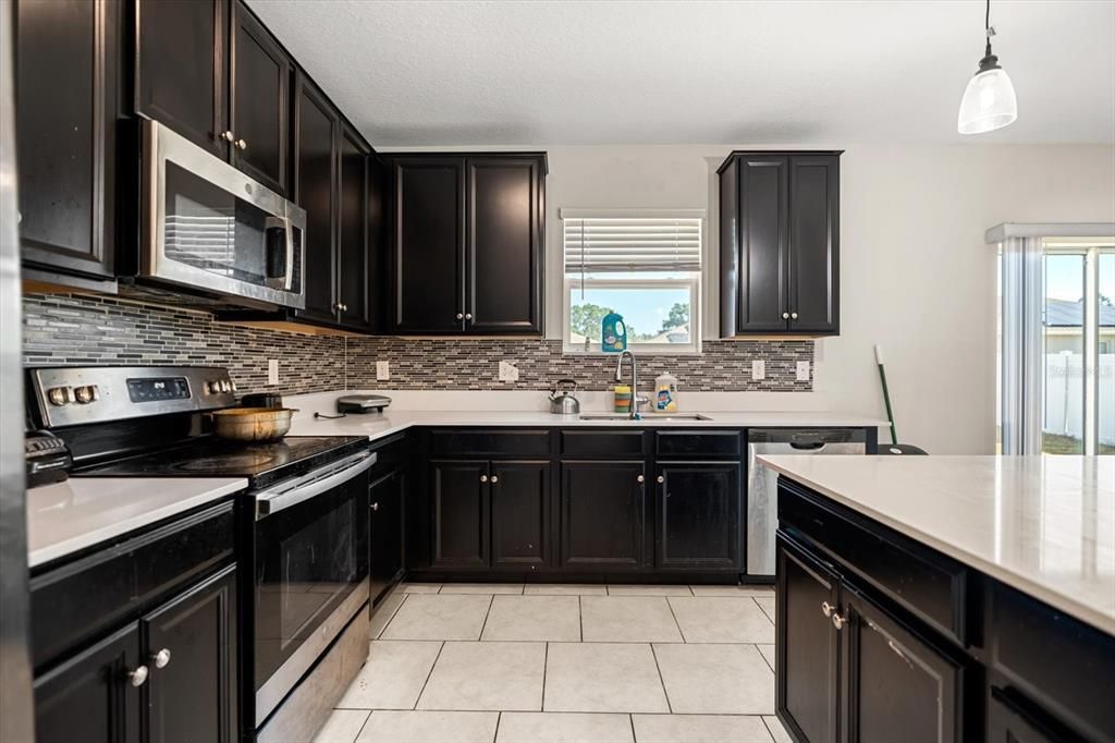 Под контрактом: $96,595 (4 спален, 2 ванн, 2655 Квадратных фут)