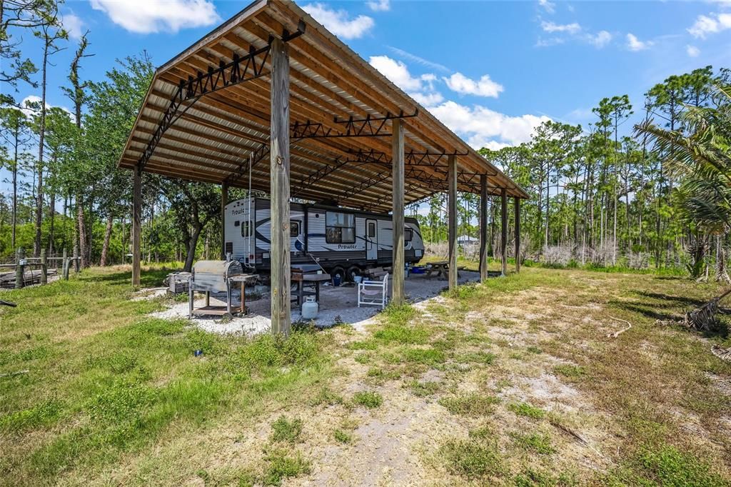 En Venta: $7,999,000 (13.83 acres)